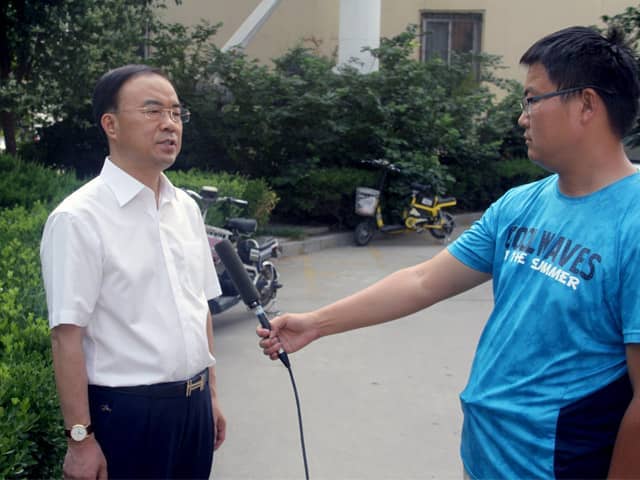 山東天意機械董事長劉洪彬作為基層共產(chǎn)黨員，今天接受了當?shù)赜浾叩牟稍L