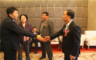 國(guó)家發(fā)展改革委資源節(jié)約與環(huán)境保護(hù)司牛波處長(zhǎng)（和劉總握手）、全國(guó)墻材革新工作委員會(huì)會(huì)長(zhǎng)滕軍力（女士）