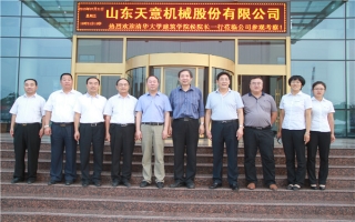 清華大學(xué)建筑設(shè)計(jì)研究院副院長(zhǎng)、研究員侯建群蒞臨